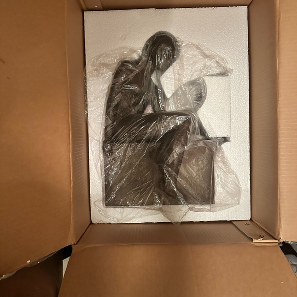 Vintage decor of a woman and a bird - Picture 7 of 10